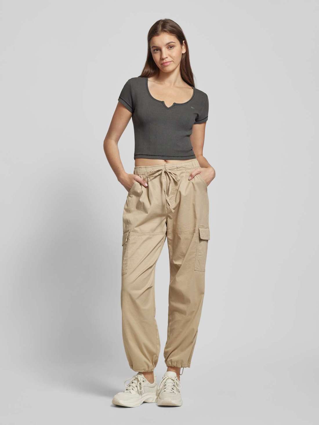 Укороченный топ с вышивкой логотипа