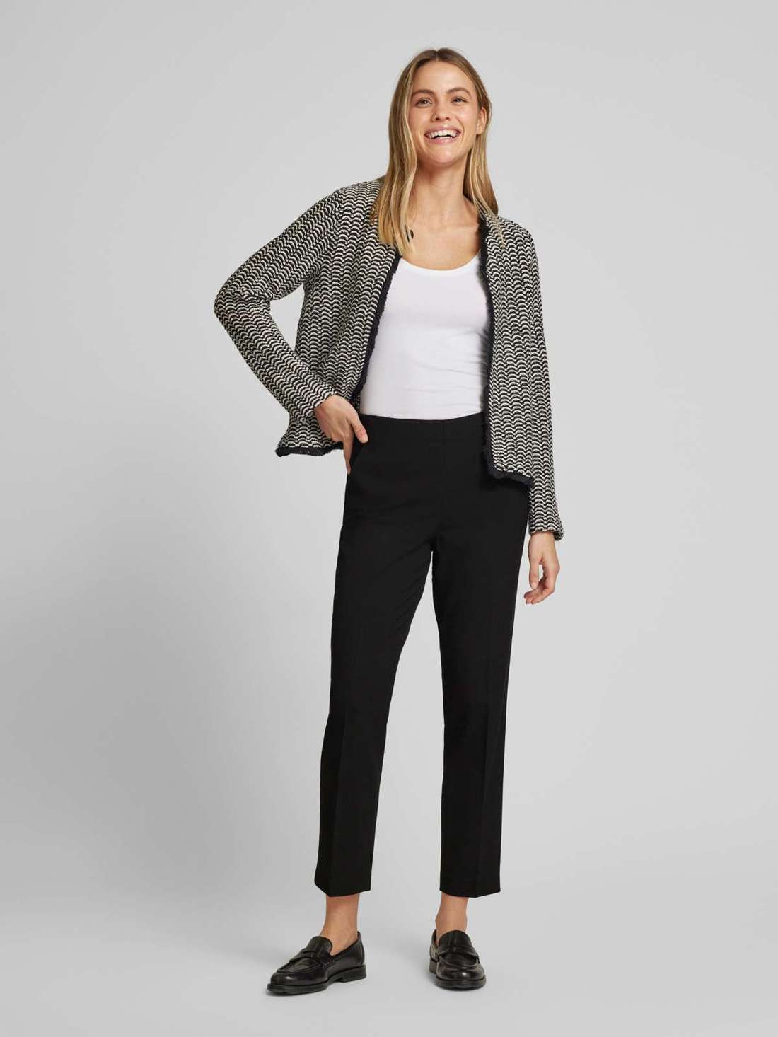 Брюки зауженного кроя из ткани с запрессованными складками