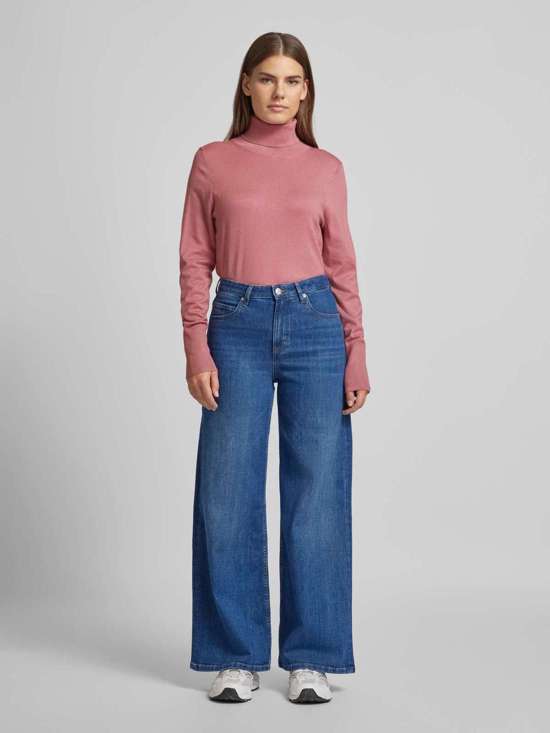 Вязаный свитер с высоким воротником