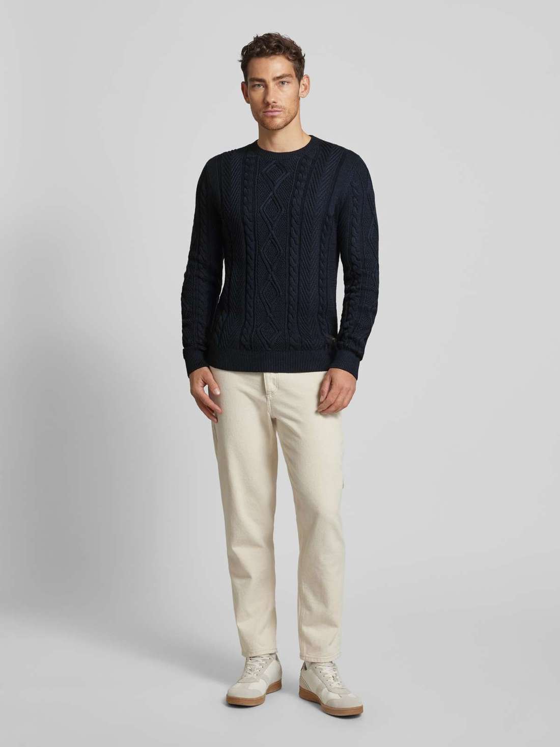 Вязаный свитер с круглым вырезом