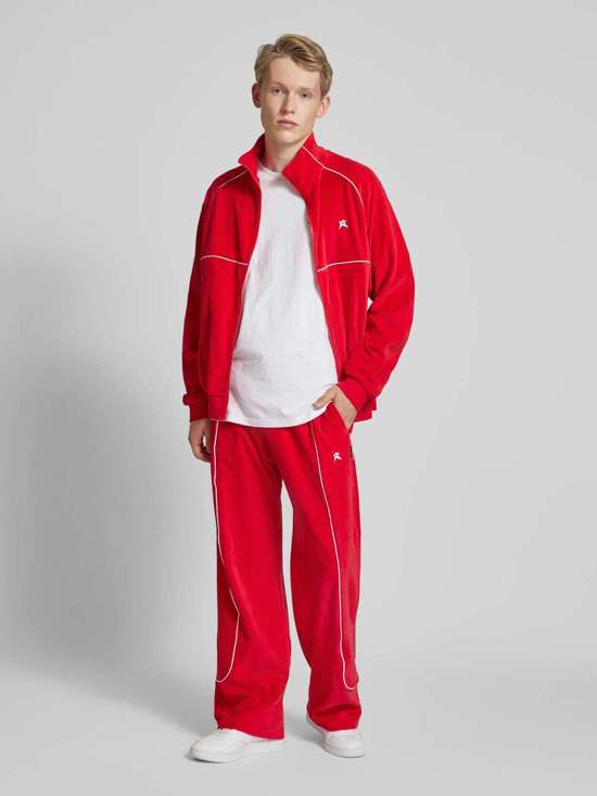 Спортивная куртка с вышитым логотипом