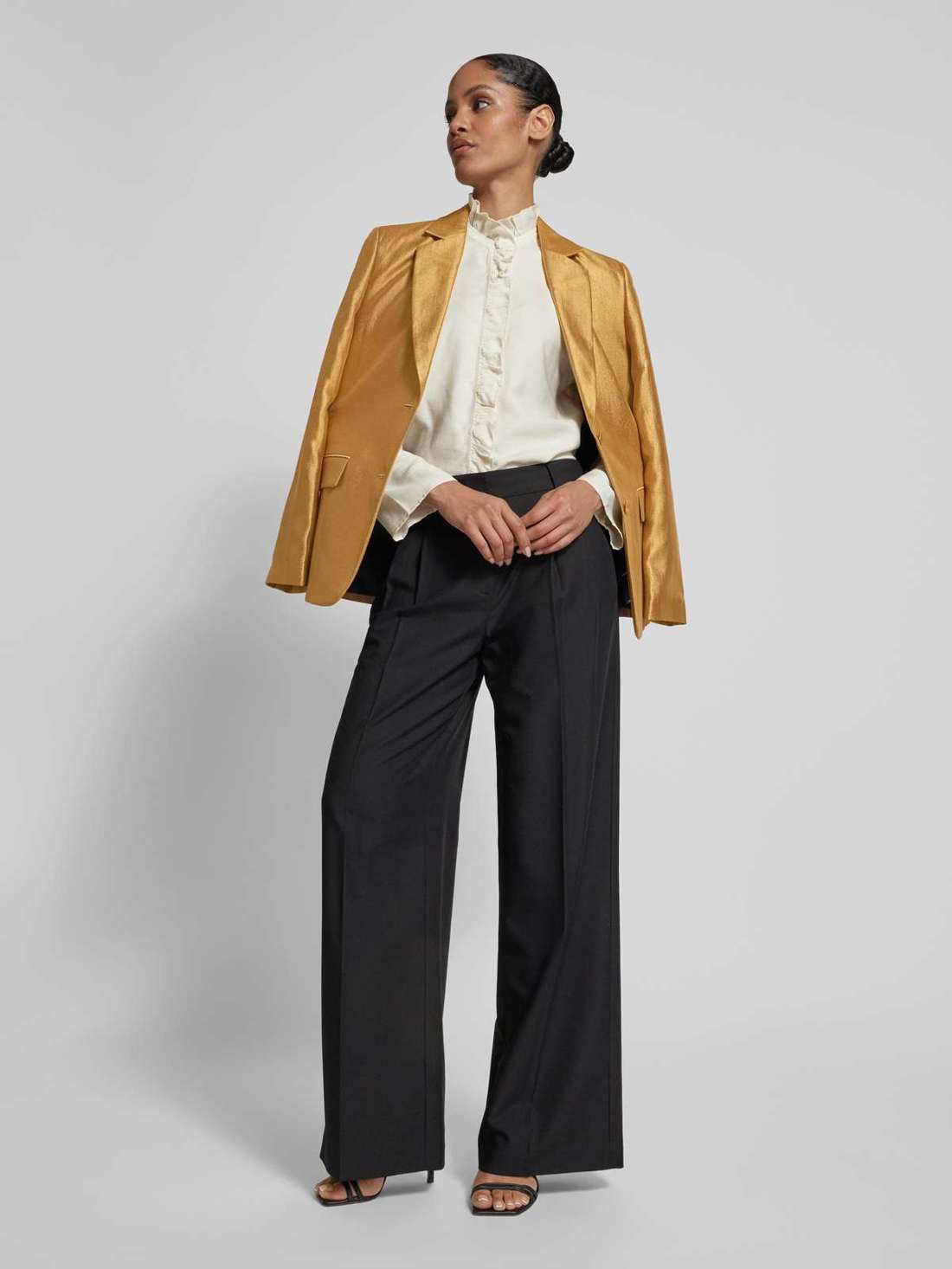 Пиджак прямого кроя из смесовой вискозы с карманами с клапанами