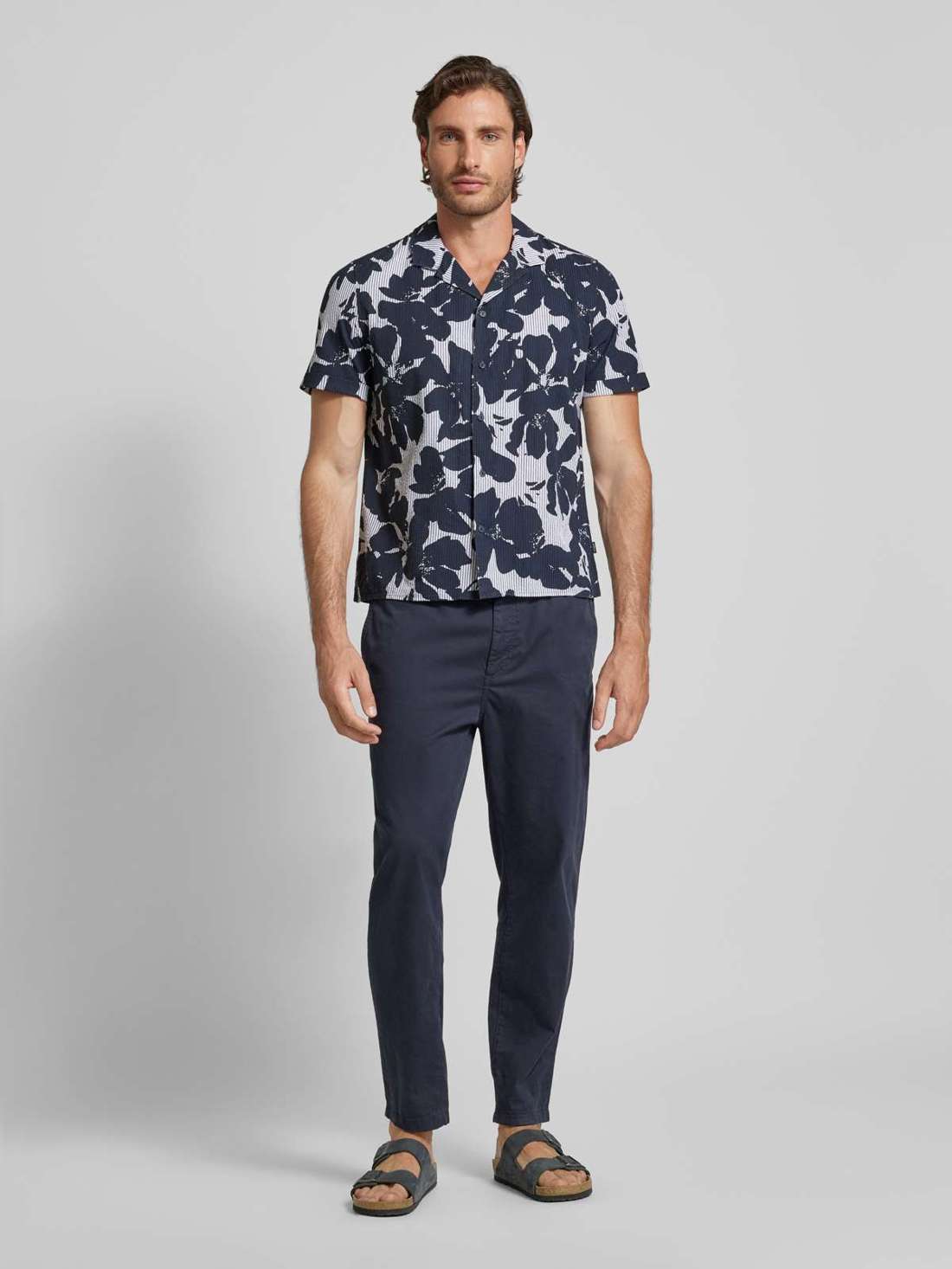 Повседневная рубашка курортного кроя с мотивным принтом