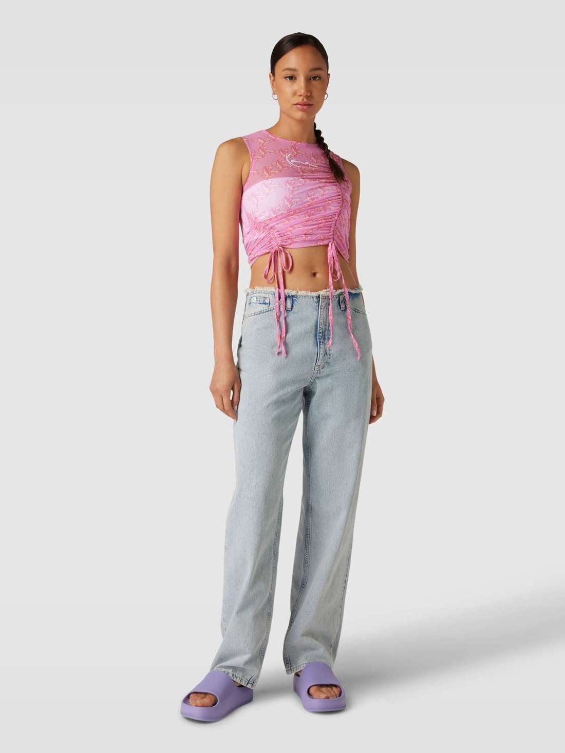 Топ с принтом этикеток по всей поверхности