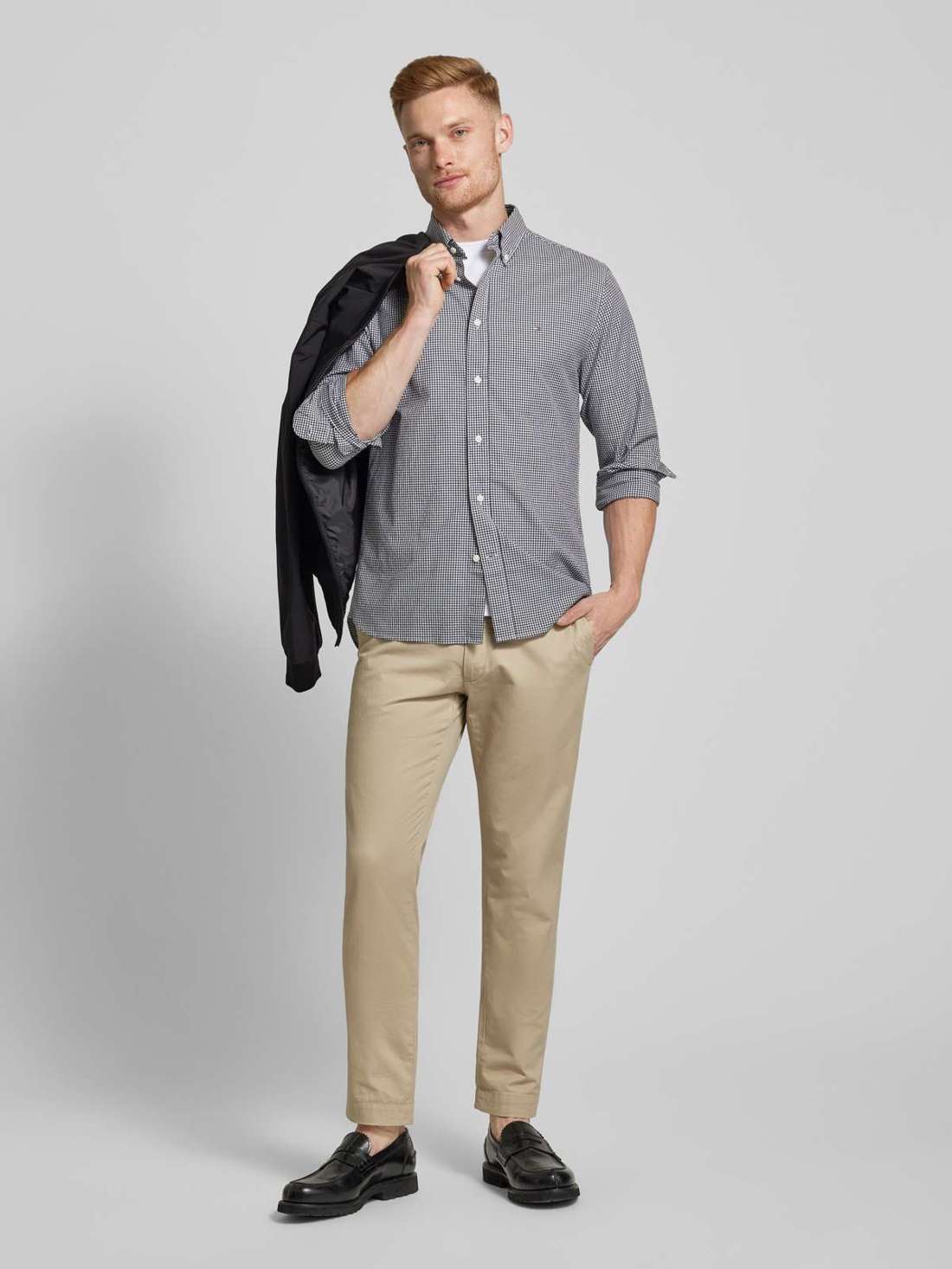 Повседневная рубашка стандартного кроя с воротником на пуговицах