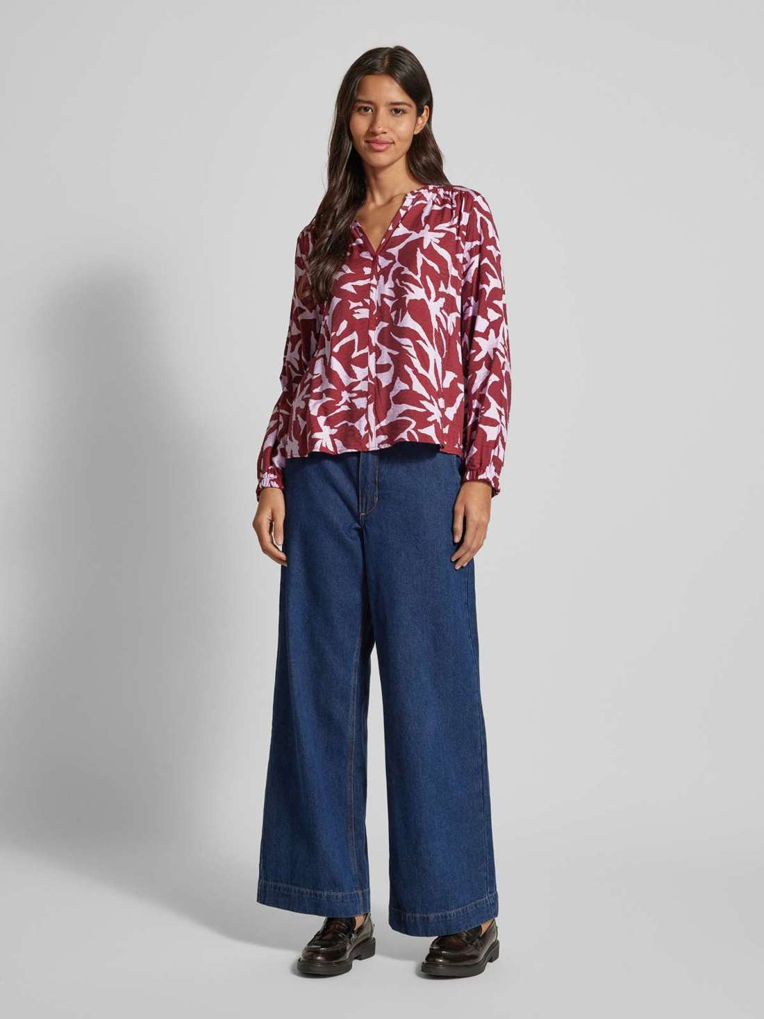 Блузка-рубашка с V-образным вырезом