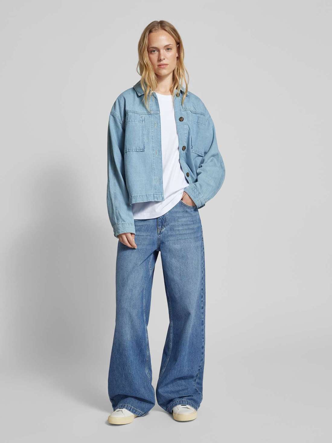 Джинсовая блузка с накладными нагрудными карманами