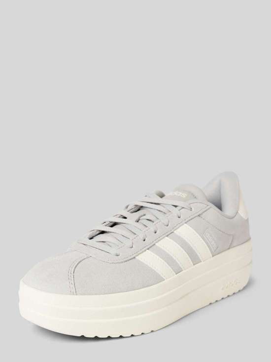 кроссовки на шнуровке