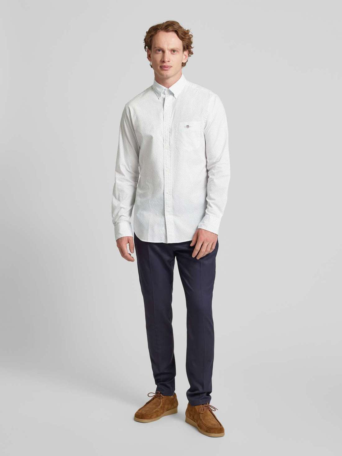 Повседневная рубашка стандартного кроя с нагрудным карманом