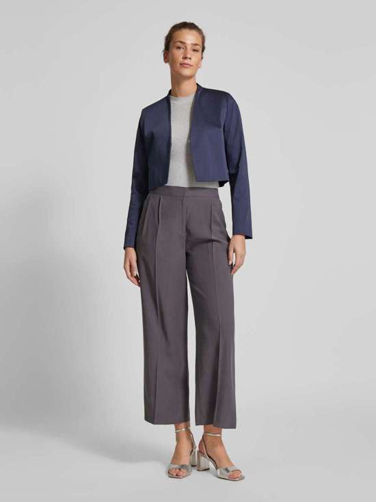 Укороченный пиджак с V-образным вырезом