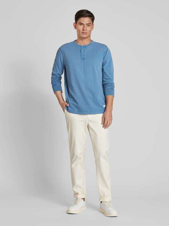 Длинный рукав стандартного кроя с короткой планкой на пуговицах