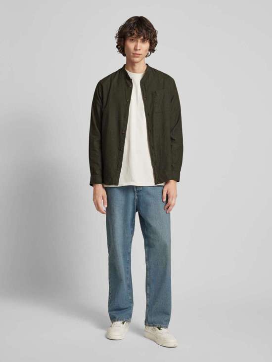 Повседневная рубашка стандартного кроя с нагрудным карманом