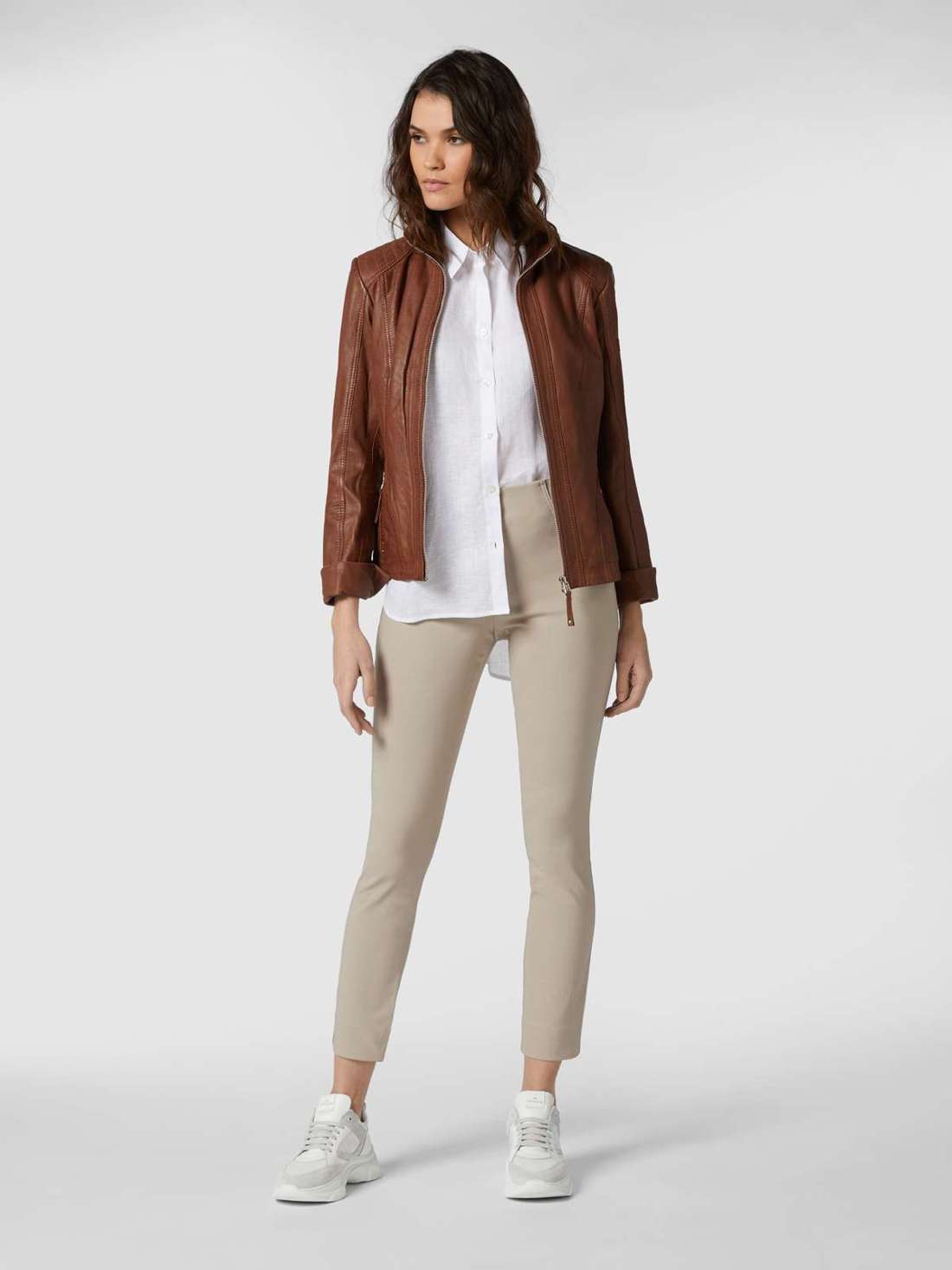 Кожаная куртка с регулируемым воротником-стойкой