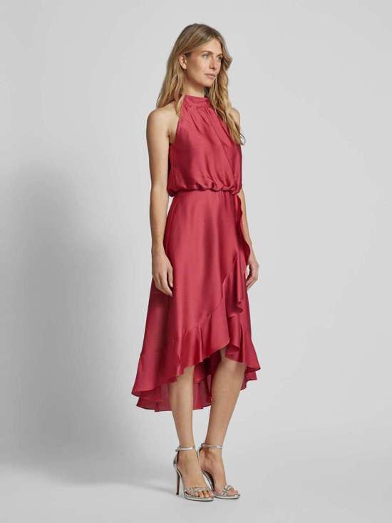 Коктейльное платье с вырезом халтер