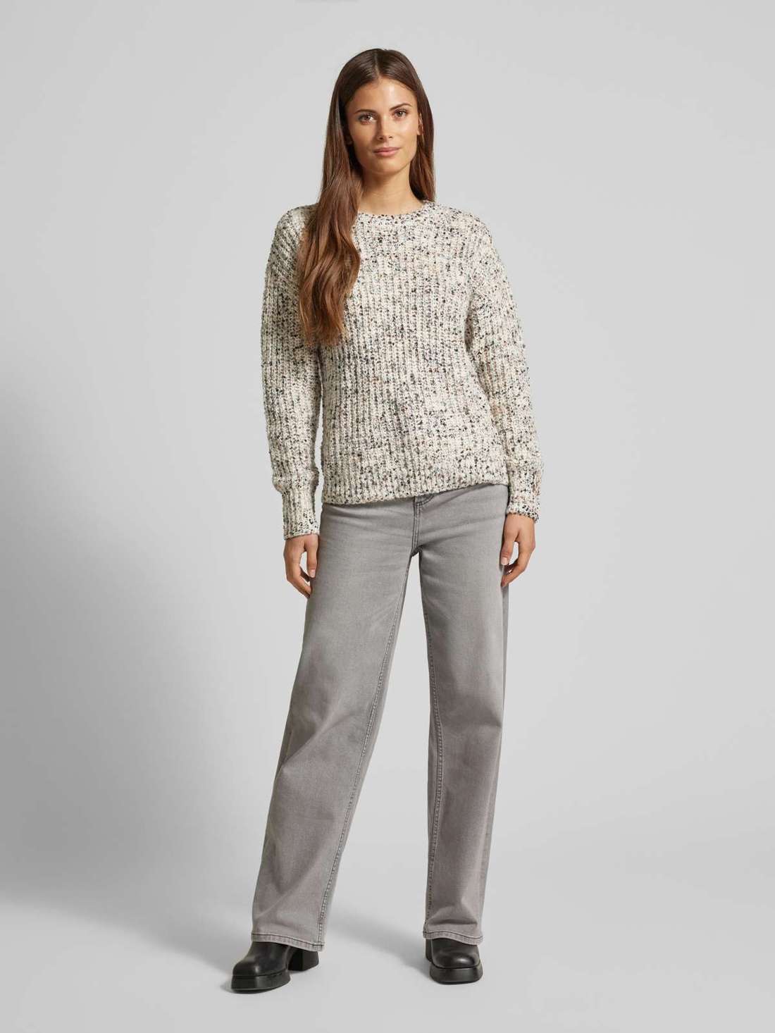 Вязаный свитер с круглым вырезом