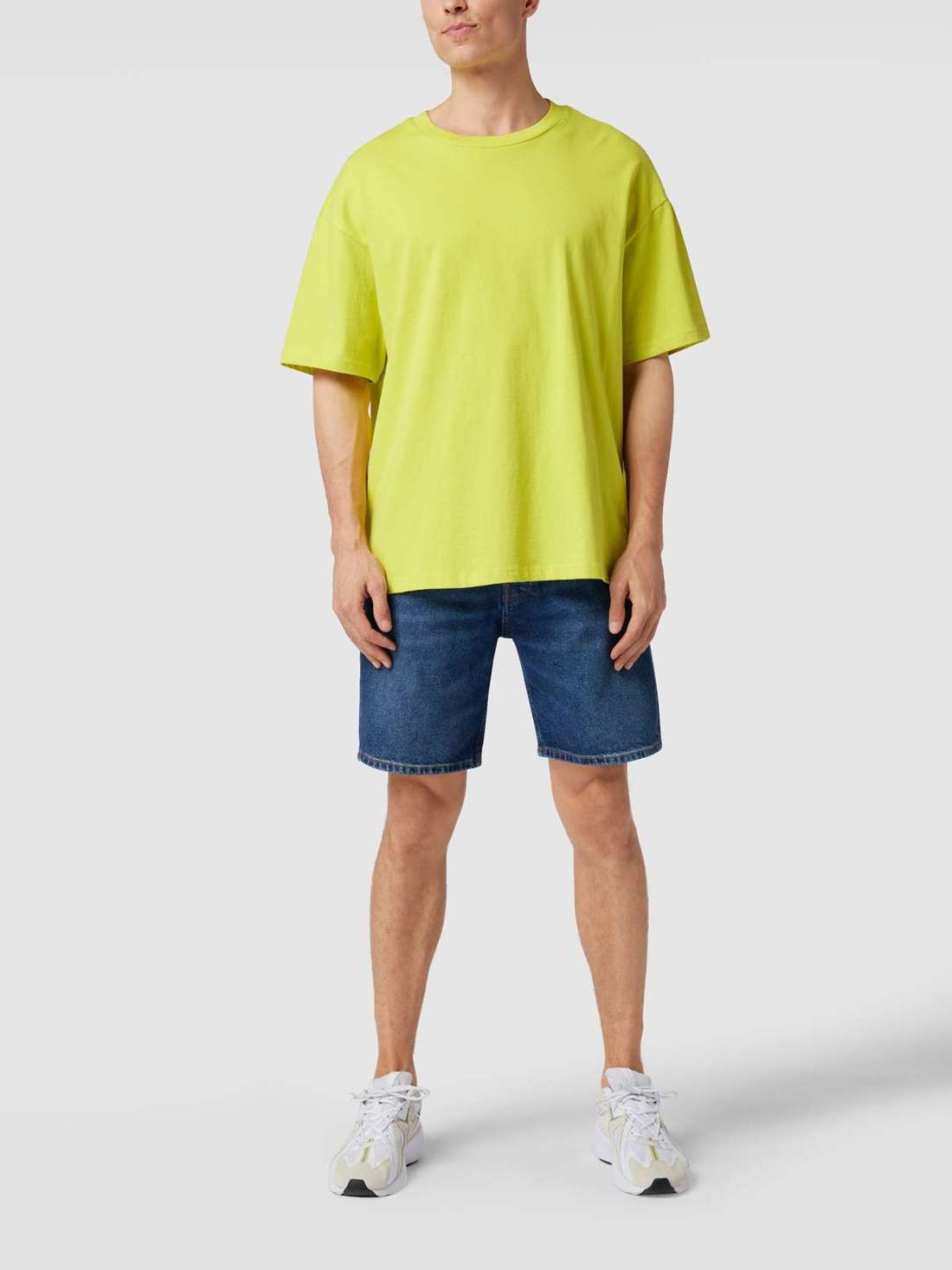 Джинсовые шорты с нашивкой-лейблом, модель EDGE