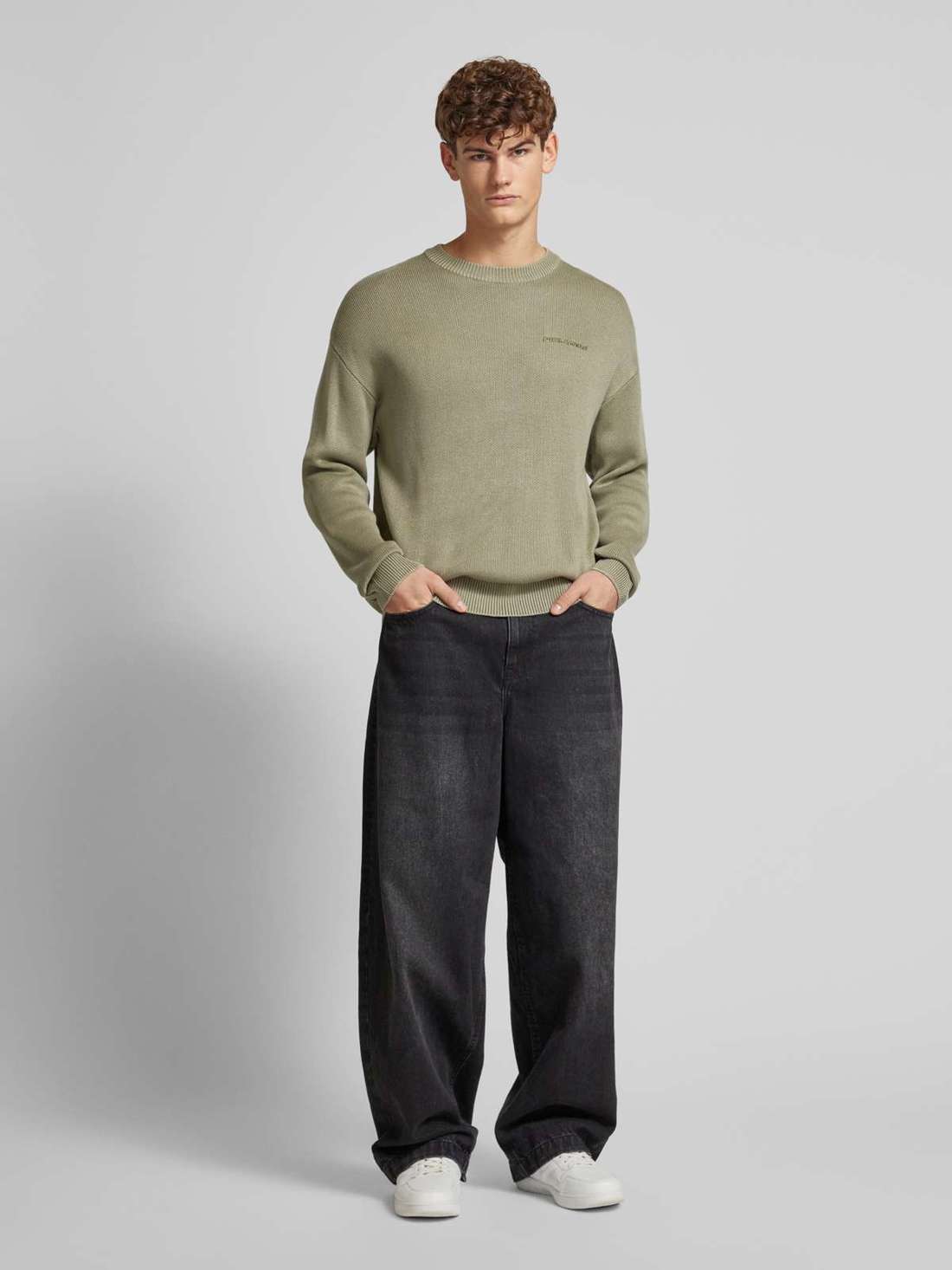 Вязаный свитер оверсайз с пришивкой этикеток