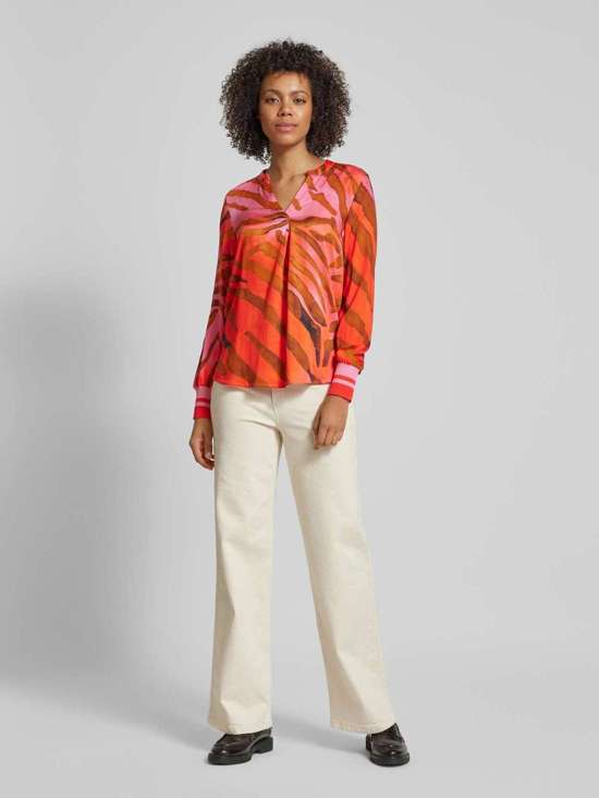 Блузка стандартного кроя с V-образным вырезом