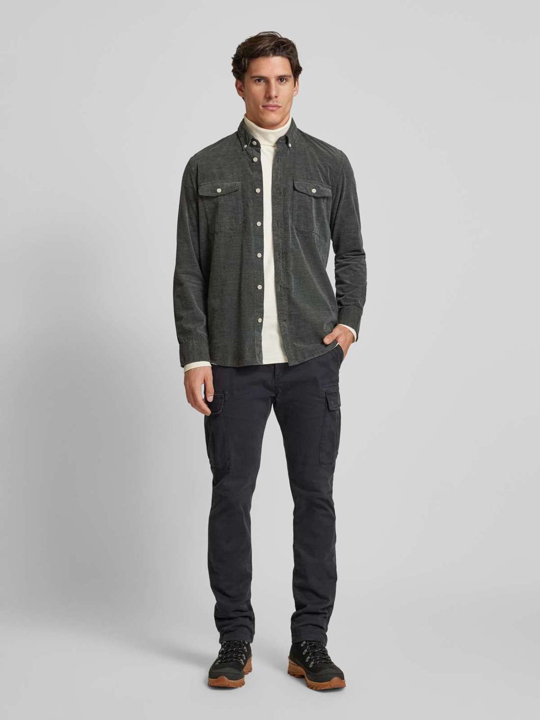 Повседневная рубашка стандартного кроя с воротником на пуговицах