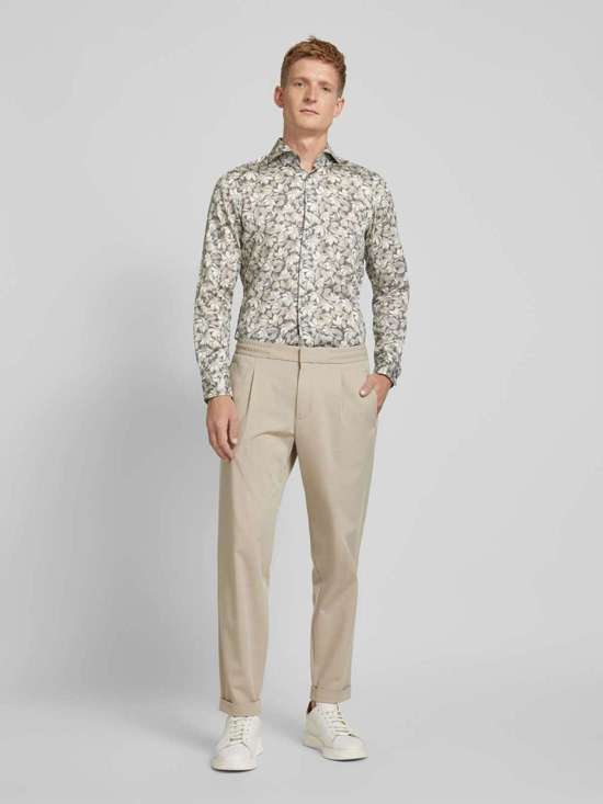 Деловая рубашка приталенного кроя со сплошным узором