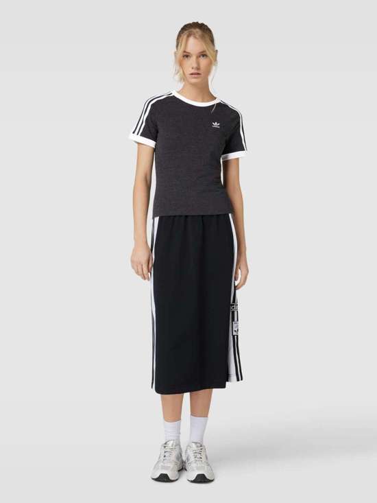 Футболка с вышивкой этикетки