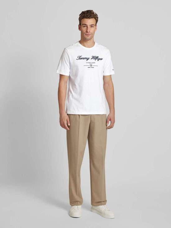 Футболка с вышивкой этикетки