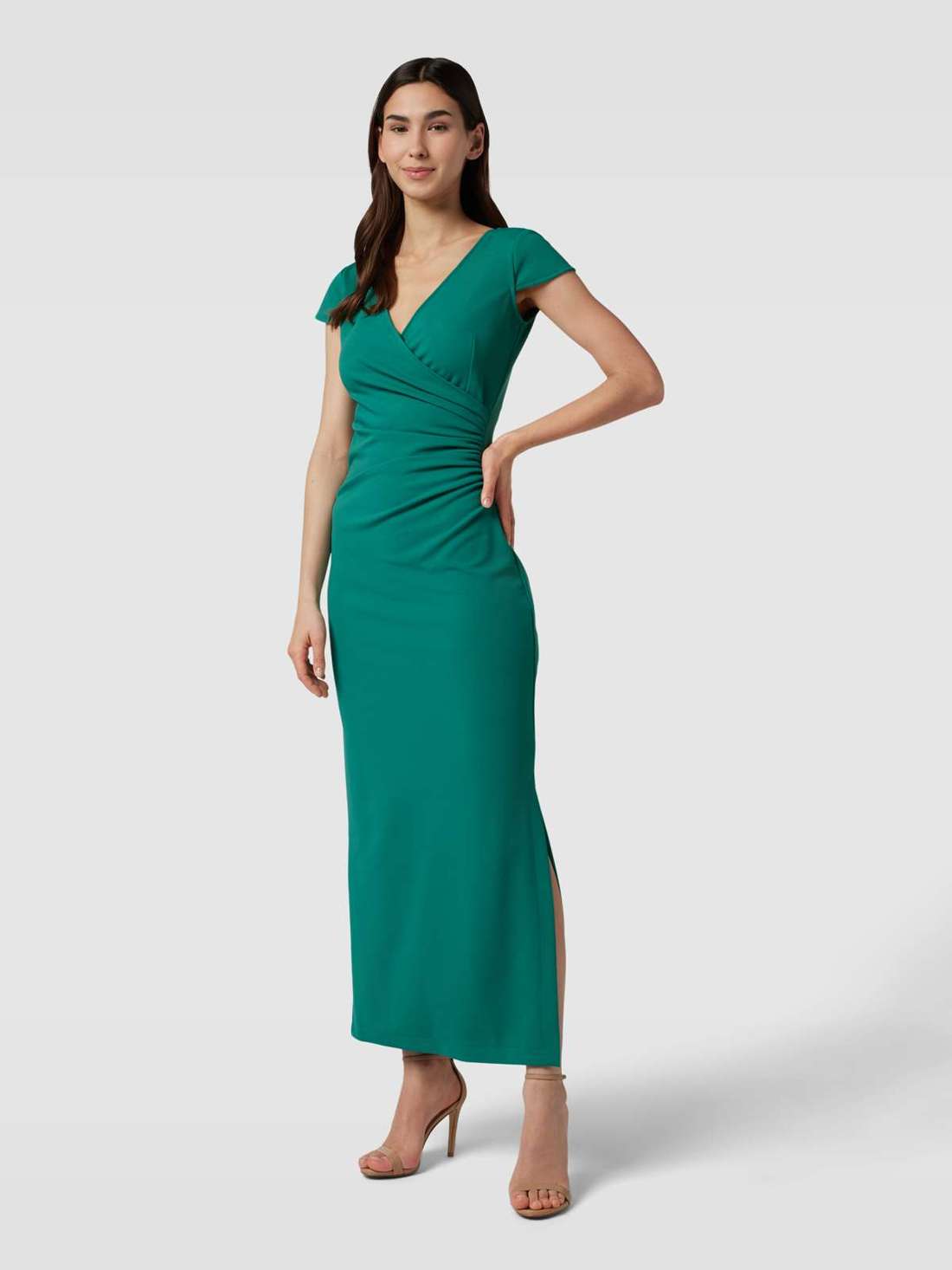 Коктейльное платье с рюшами по бокам