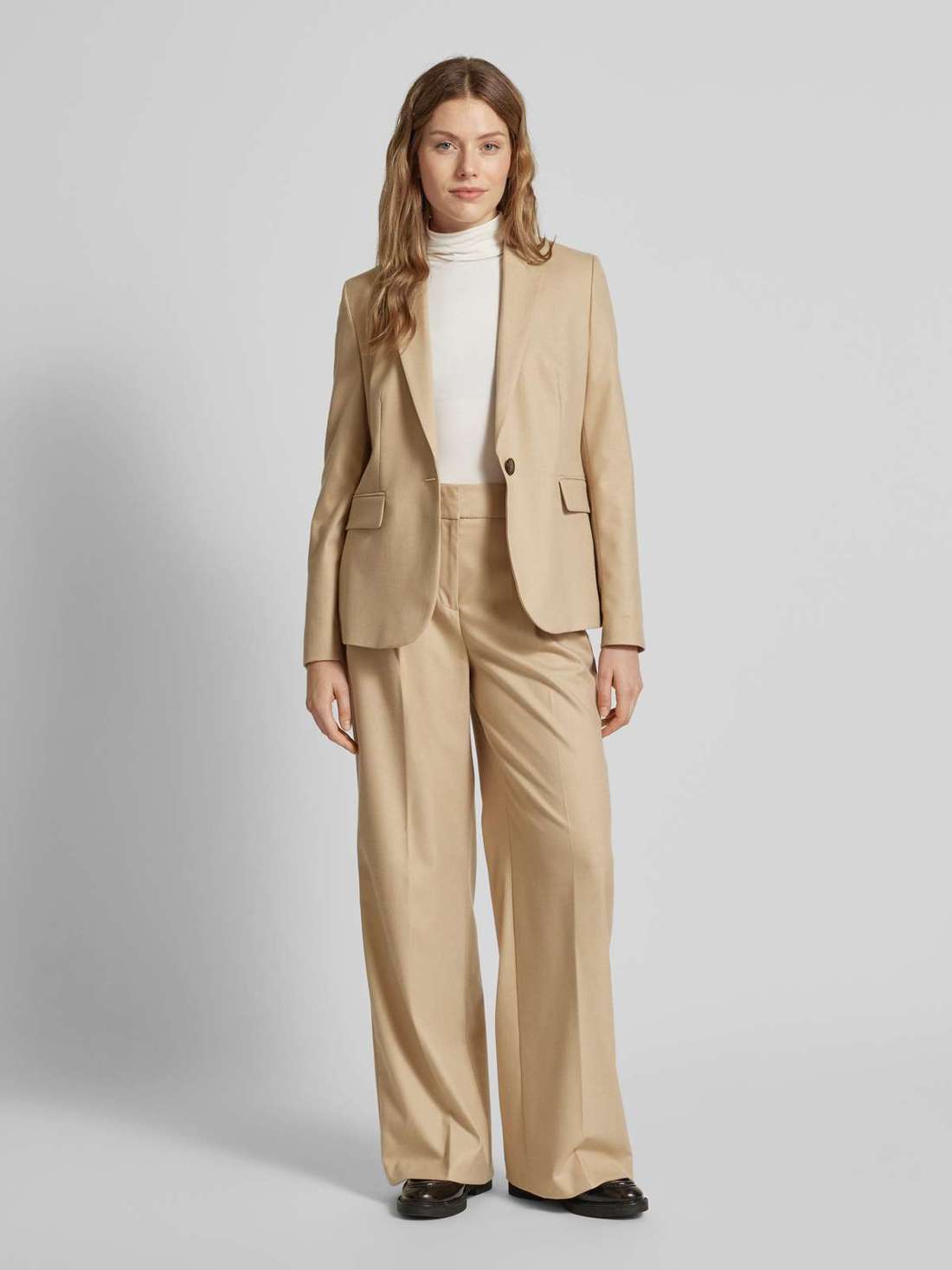 Брюки из ткани мешковатого кроя с заглаженными складками