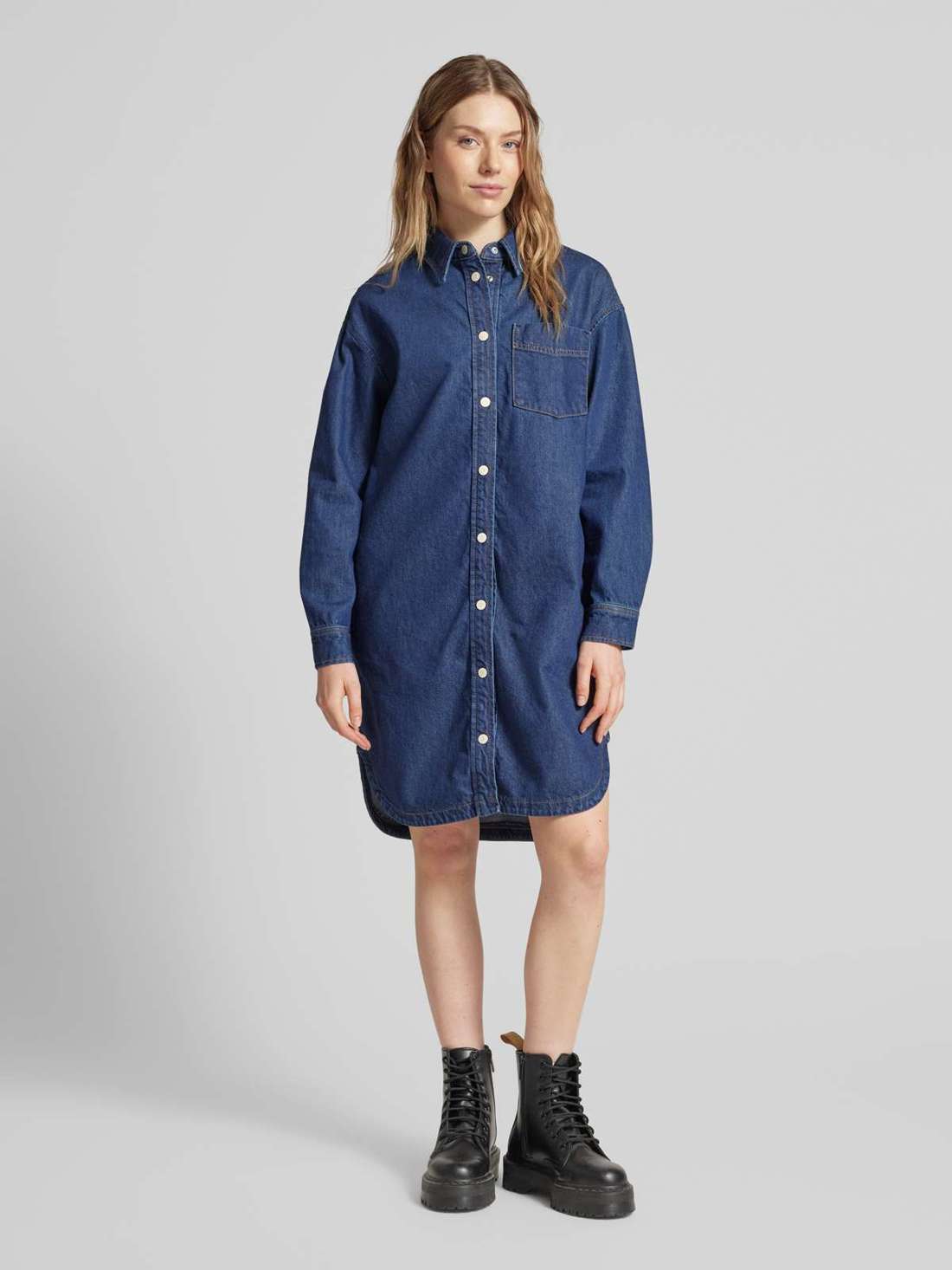 Джинсовое платье с лейблом