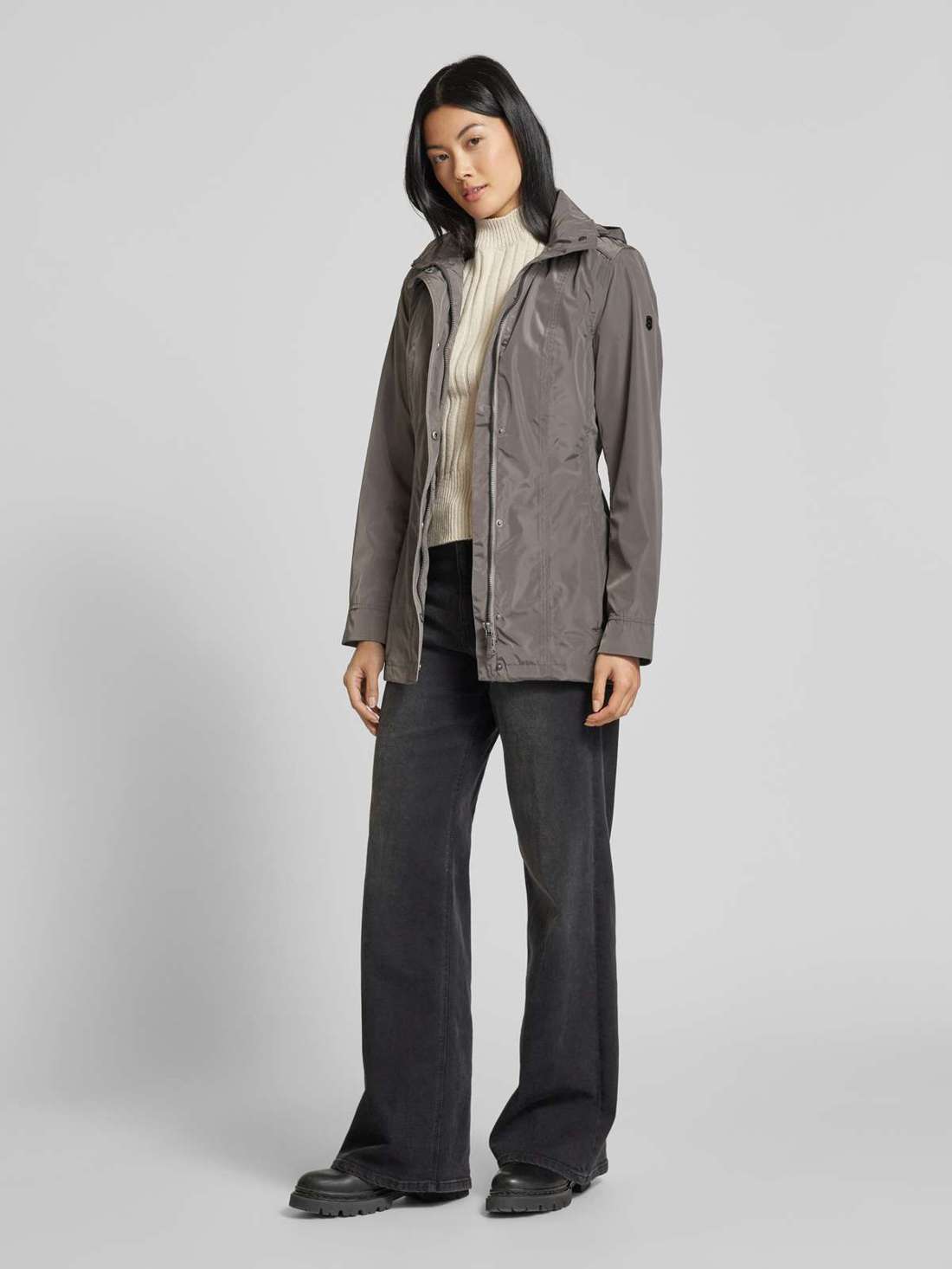 Функциональная куртка фигурного кроя со съемным капюшоном