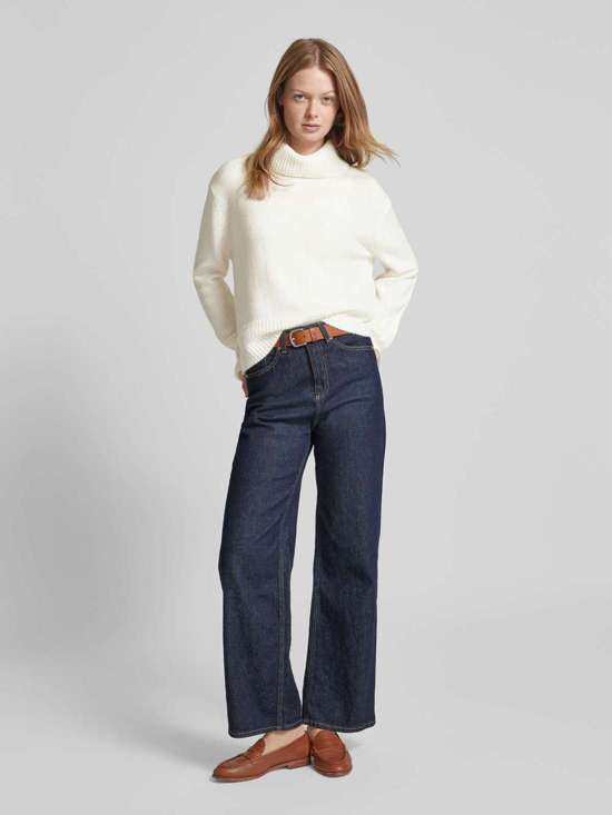 Вязаный свитер с высоким воротником