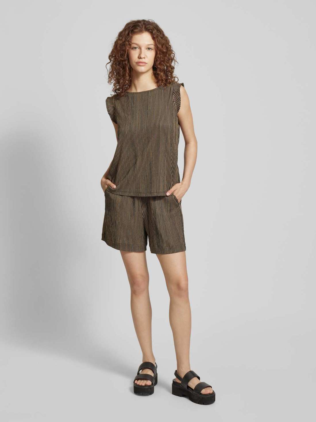 Майка с воланами на рукавах