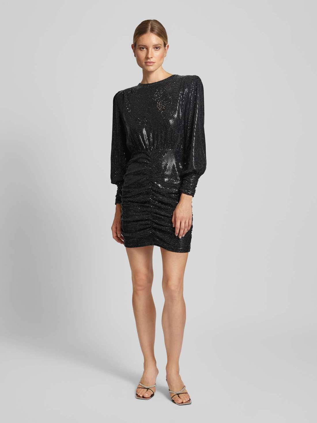 Мини-платье с отделкой пайетками