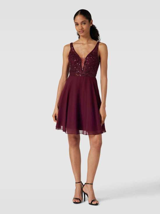 Коктейльное платье с декоративной отделкой