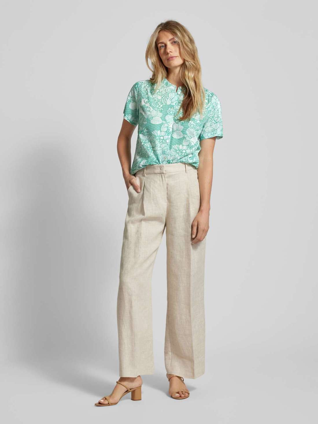 Блузка с цветочным принтом по всей поверхности