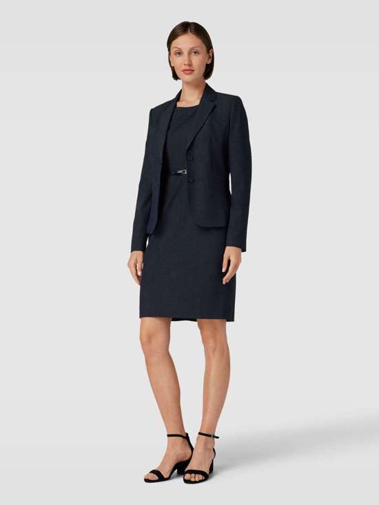 Платье-футляр длиной до колена с мелким узором