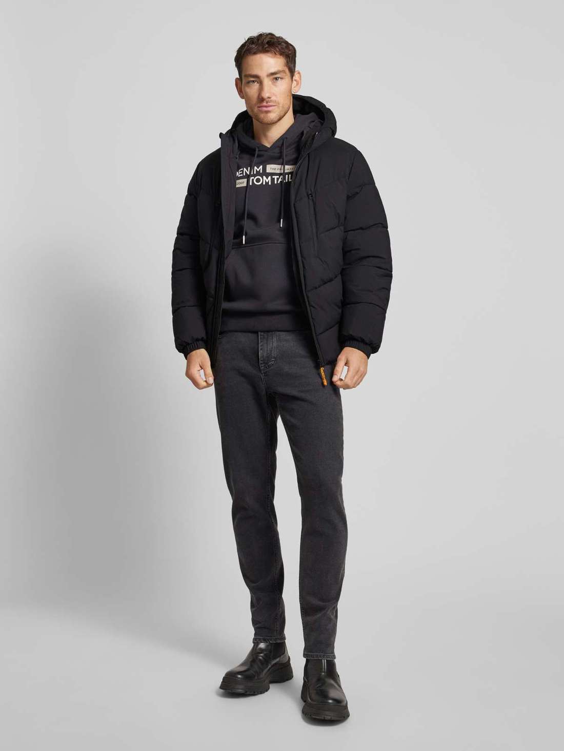 Стеганая куртка классического кроя с капюшоном и пришивной этикеткой