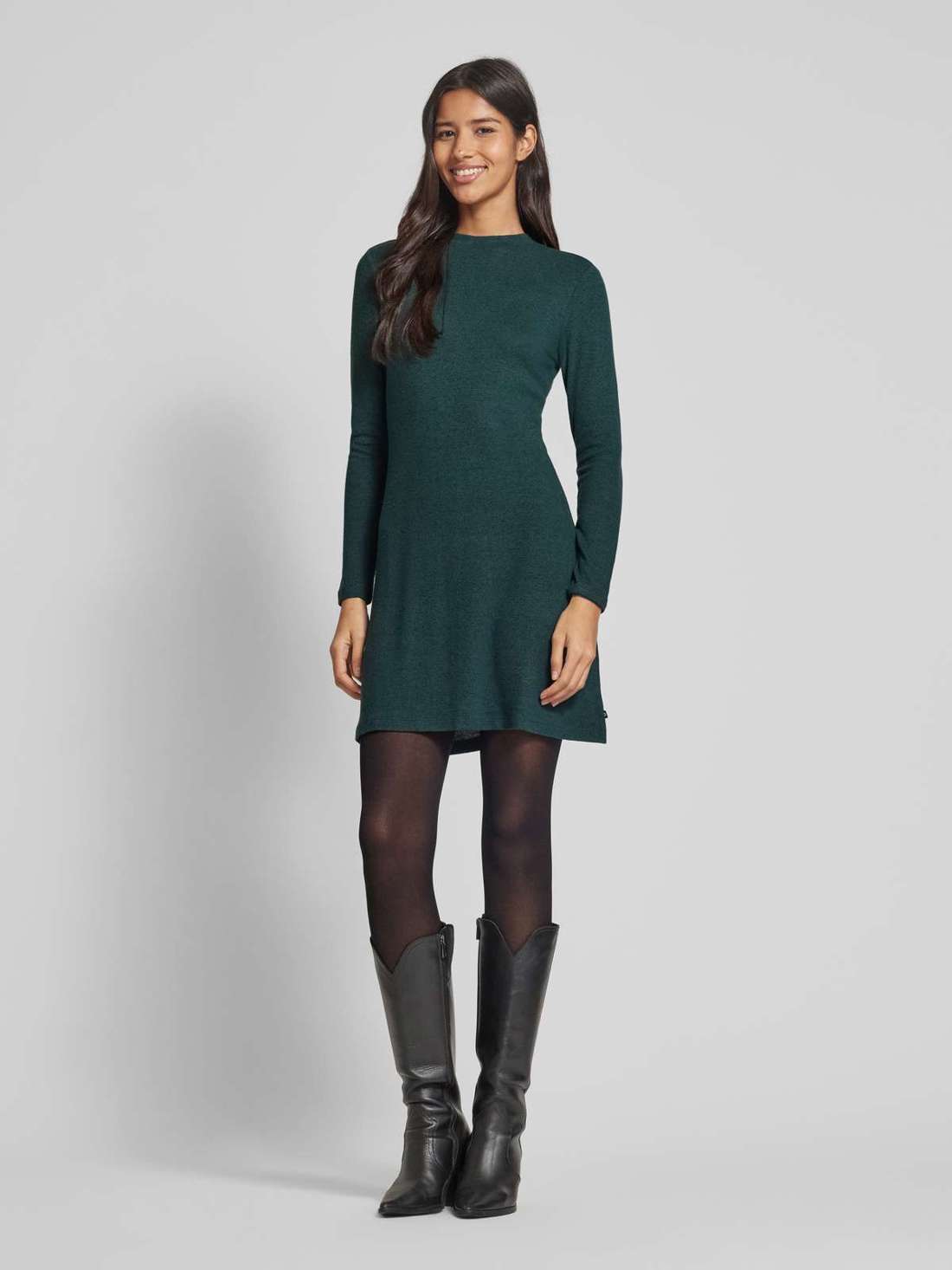 Струящееся мини-платье из смесовой вискозы с воротником-стойкой