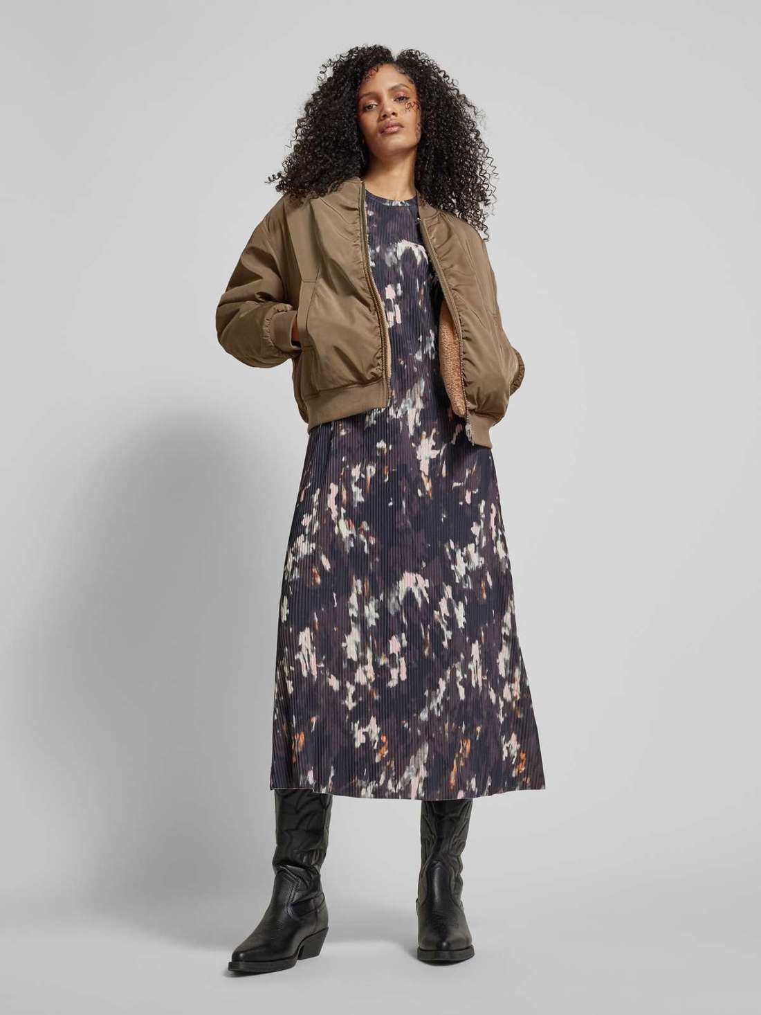 Блузка стандартного кроя с воротником стойкой и боковыми карманами