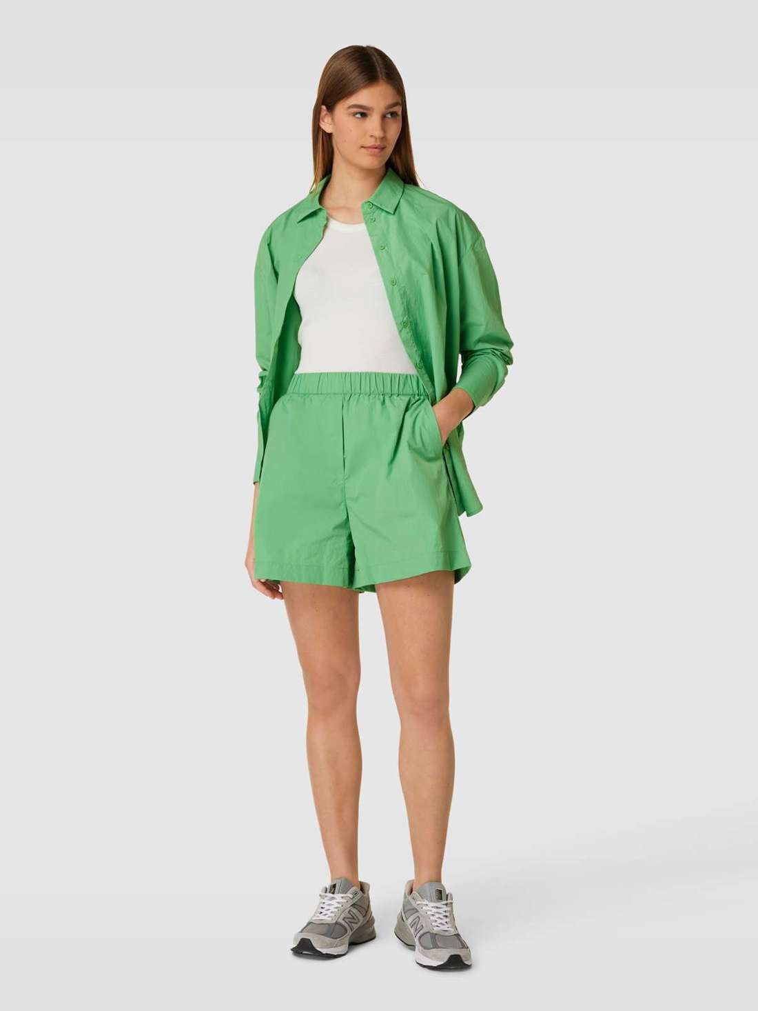 Шорты-бермуды с эластичным поясом