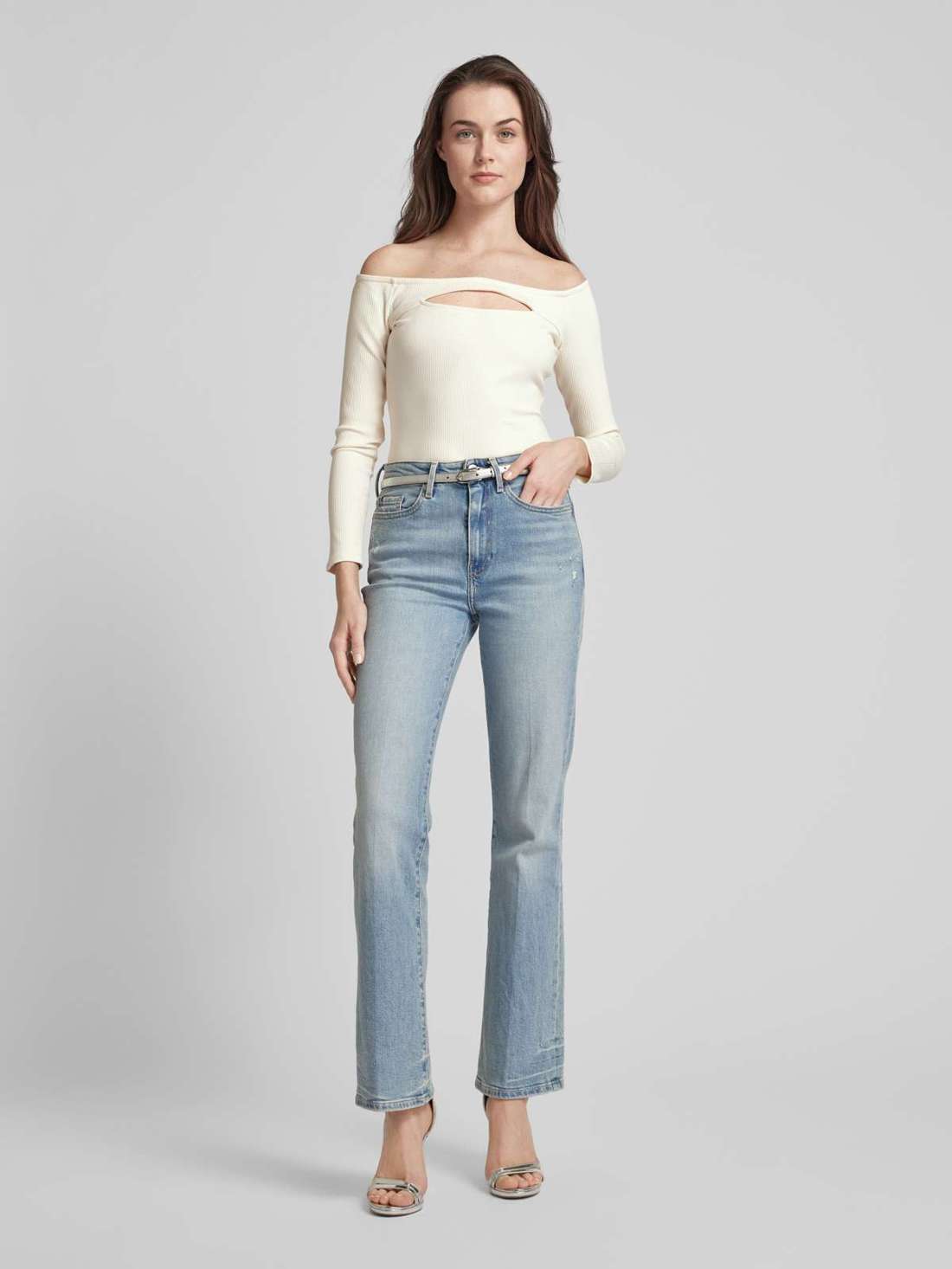 Рубашка с открытыми плечами и длинными рукавами в рубчик