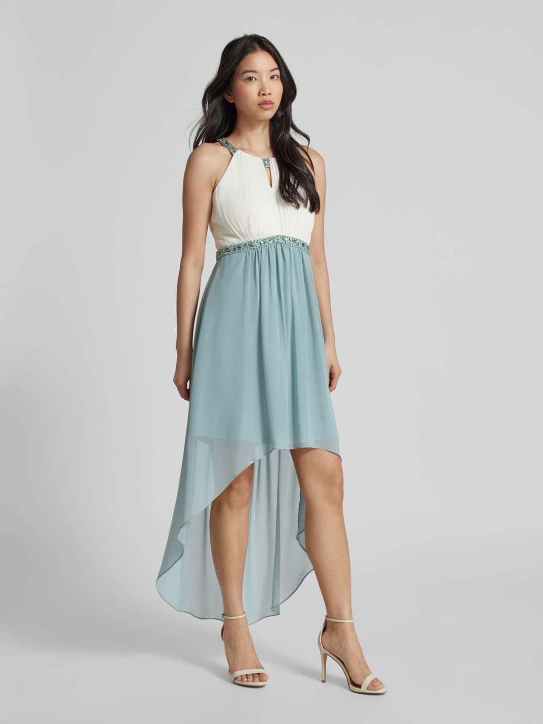 Коктейльное платье с отделкой декоративным камнем