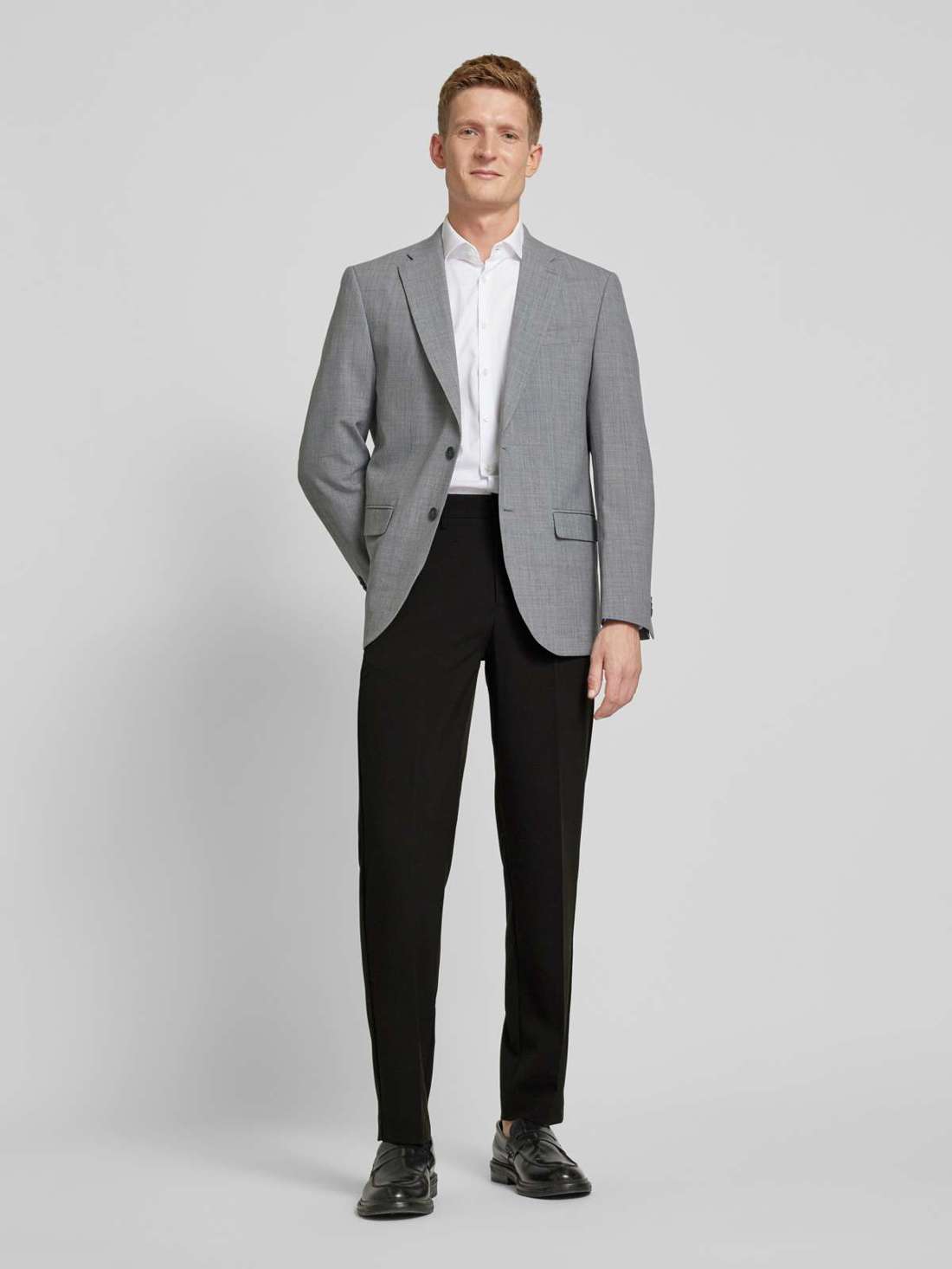 Брюки свободного кроя с запрессованными складками