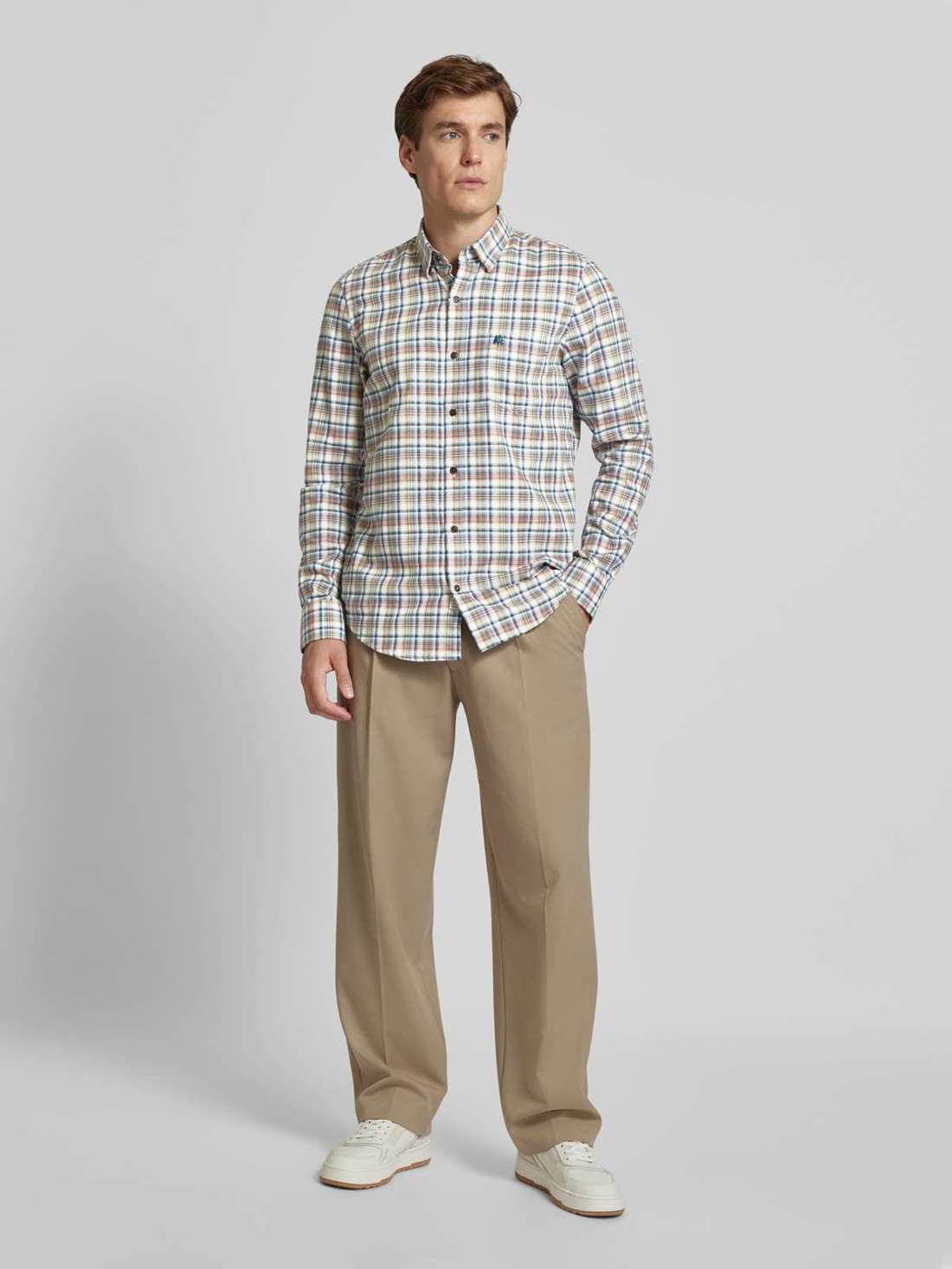 Повседневная рубашка стандартного кроя с нагрудным карманом