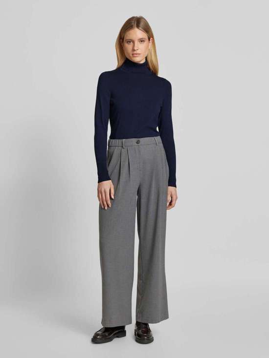 Вязаный свитер с ребристыми манжетами