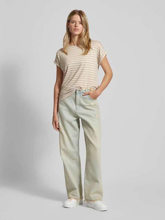 Футболка с полосатым рисунком