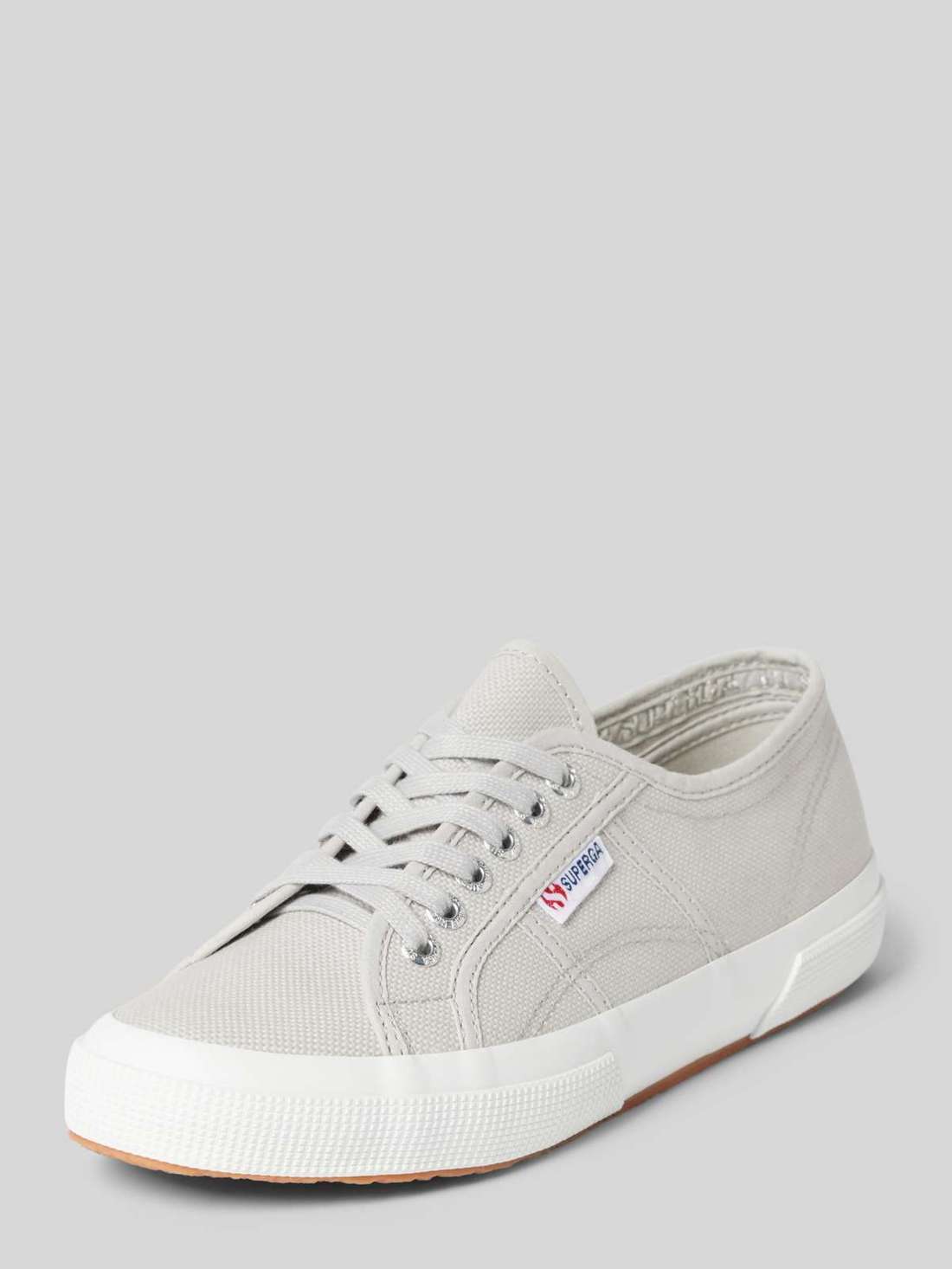 Кроссовки с лейблом