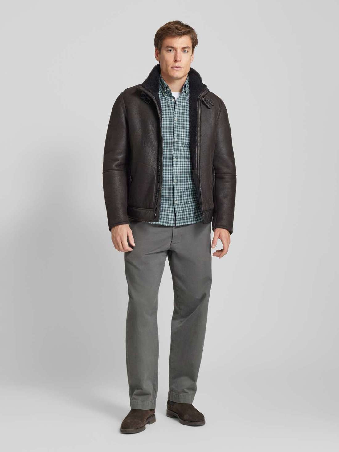 Повседневная рубашка стандартного кроя из эластичного хлопка с воротником на пуговицах