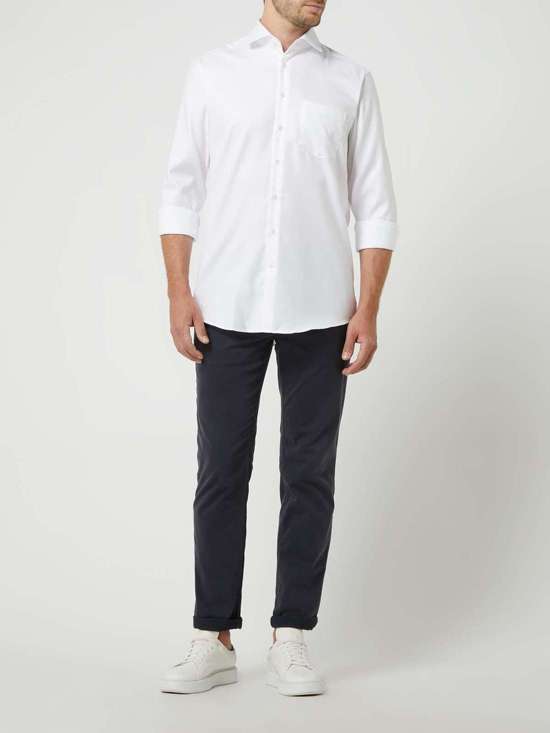 Деловая рубашка классического кроя из крупного твила