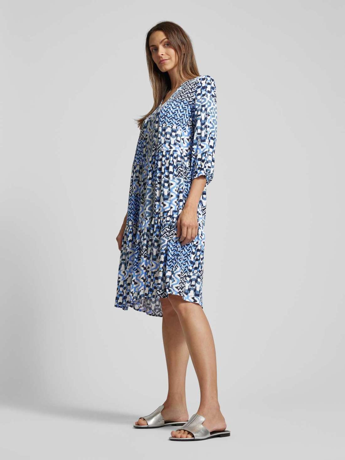 Платье-туника длиной до колена с узором по всей поверхности